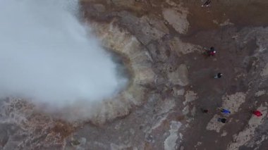 Strokkur 'un hava aracı görüntüsü, jeotermal bir bölgede bulunan bir çeşme gayzer. İzlanda 'nın en ünlü gayzerleri