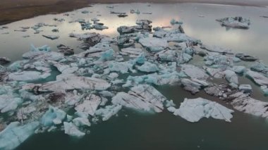 Jokulsarlon üzerinde hava aracı atışı. İzlanda 'nın en ünlü buzul gölü. Bir sürü buzdağı, yüksek irtifa uçuşu. Bulutlu bir gün