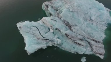 Hava aracı Jokulsarlon 'da bir buzdağını vurdu. İzlanda 'nın en ünlü buzul gölü, bulutlu gün alçak irtifa uçuşu. Yukarı çıkıyorum.