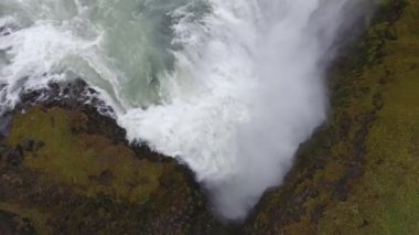 İzlanda 'da Gulfoss şelalesinde uçan bir hava aracı vuruldu. Bulutlu bir gün