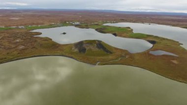 İzlanda 'daki Myvatn Gölü' nün üzerinde orta irtifada uçan bir hava aracı görüntüsü. Pasif volkan. Bulutlu bir gün