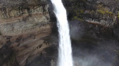 İzlanda 'daki Haifoss şelalesinin manzarası üzerinde destansı bir hava aracı görüntüsü. Doğa ve ekoloji kavramı