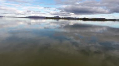 İzlanda 'daki Myvatn Gölü üzerinde uçan bir hava aracı. Düşük irtifa uçuşu.