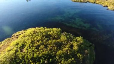 İzlanda 'daki Zımbırtı Gölü' nün üzerinde bir hava aracı vuruldu. Güneşli bir gün Muhteşem bir manzara
