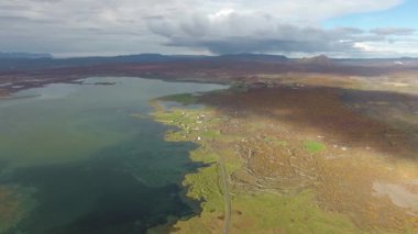 Myvatn Gölü 'nün üzerinde ve İzlanda sahilinde uçan bir hava aracı. Yüksek irtifa uçuşu. gündüz vakti bulutlu