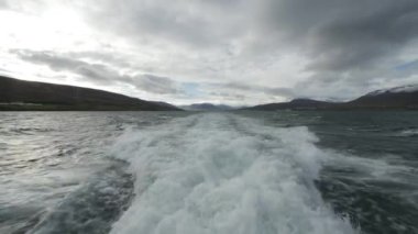 İzlanda 'da bir teknenin arkasında köpük. Bulutlu bir gün