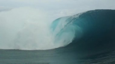 Ağır çekimde mükemmel fıçı Teahupoo bulutlu bir gün