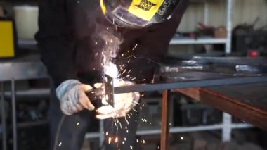 Adam atölyesinde kaynak yapıyor, ağır çekimde. Fransa Konumu