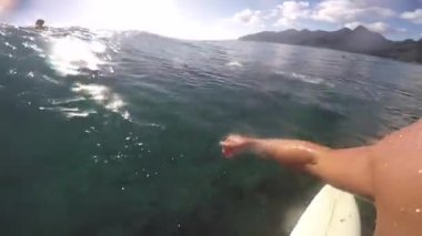 Moorea 'da sörf yapan adam ilk manzara, güneşli güzel bir gün.
