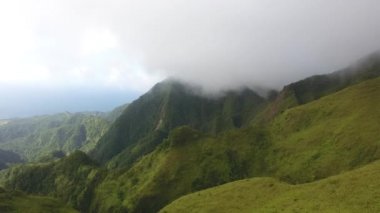 Montagne Pelee üzerinde hava aracı, martinique 'de yağmurlu bulutlar.