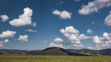 Moğolistan 'da bulutlu uçsuz bucaksız bozkırlar. Güneşli bir günde zaman aşımı