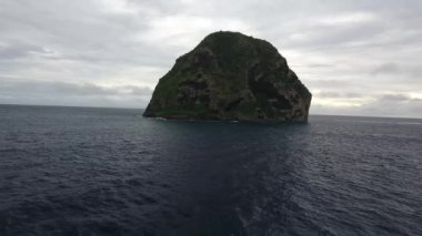 Martinique 'deki Le Rocher du Diamant ve Okyanus' un üzerinden insansız hava aracı vuruldu.