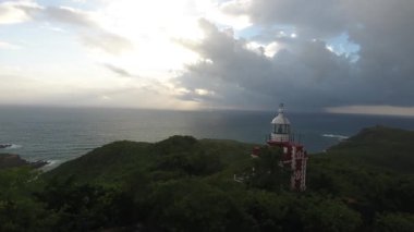 Martinique 'de kırmızı ve beyaz bir deniz fenerinin yanında hava aracı görüntüsü..
