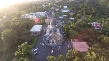 Hava aracı gün batımında Martinique 'de Sacre Coeur' u vurdu. Uzaklaştır