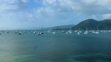 Martinique gölünde demirli teknelerin zaman aşımı. Güneşli bir gün