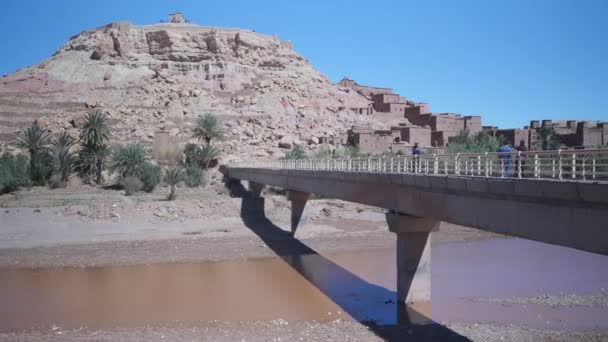 摩洛哥瓦尔扎扎特省Ait Ben Haddou的一座桥梁和一座小山 — 图库视频影像