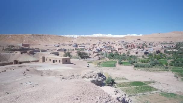 Vista Del Pueblo Ait Ben Haddou Con Montañas Nevadas Fondo — Vídeo de stock