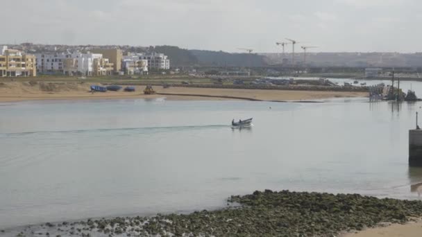 在摩洛哥拉巴特的一条河里漂流的一条船 — 图库视频影像