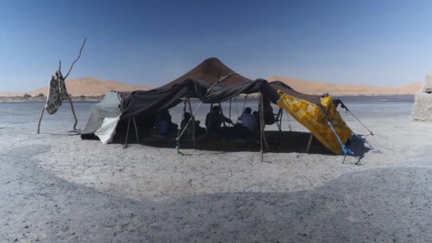 Homens Relaxando Sombra Uma Tenda Bebendo Chá Deserto Merzouga Marrocos — Vídeo de Stock
