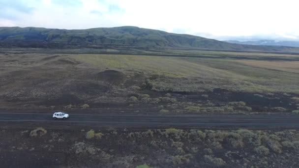 Drone aérien d'une voiture conduite hors route en Islande. Sur le côté — Video