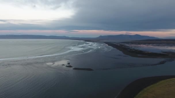 Avión Tripulado Aéreo Voló Sobre Río Islandia Con Arena Negra — Vídeos de Stock