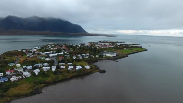 Egy Izlandi Kisváros Felé Repül Tenger Mentén Focipályával — Stock videók