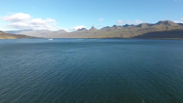 Luftdrone Skud Flyver Mod Havet Akvakultur Island Smuk Eftermiddag Solrig – Stock-video