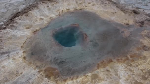 Strokkur Hava Aracı Görüntüsü Jeotermal Bir Bölgede Bulunan Bir Çeşme — Stok video