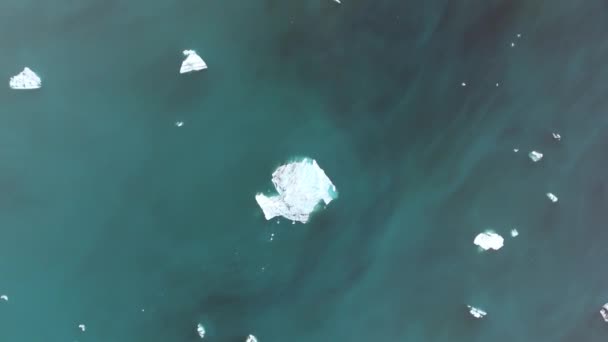 Vertikální Dron Vystřelil Nad Ledovcem Islandu Laguně Jokursarlon Zatažené Odpoledne — Stock video