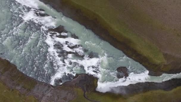 在冰岛 无人驾驶飞机发射了飞越Gulfoss瀑布的飞机 多云的一天 — 图库视频影像
