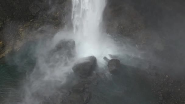 无人驾驶飞机向位于冰岛最长河流福斯河 Foss River 122米高的瀑布Hifoss射击 慢动作 — 图库视频影像