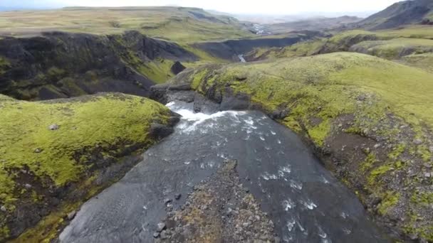 아이슬란드의 Haifoss 폭포수의 풍경을 드론으로 수있다 자연과 개념의 — 비디오