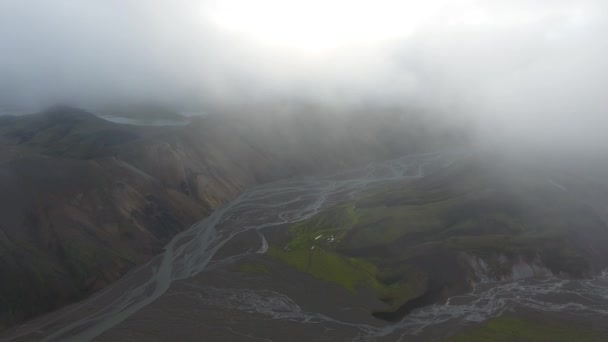 Drone Aeriene Împușcat Peste Peisaj Mannalaugar Peisaj Înnorată Munţi Râuri — Videoclip de stoc
