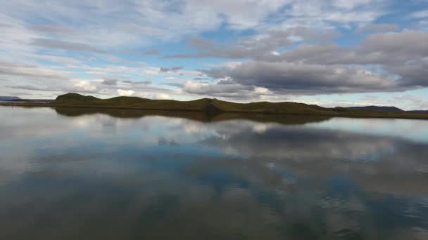 Воздушный Дрон Летящий Над Озером Миватн Исландии Недалеко Поверхности Воды — стоковое видео