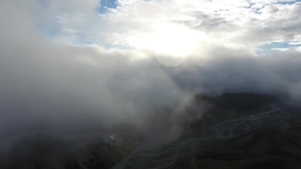 Drone aereo girato sopra landmannalaugar paesaggio. Giornata nuvolosa. Timelapse Islanda — Video Stock