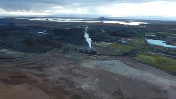 ナマフジャル ハバーロンド ガイザー 泥ピットで硫黄の蒸気を撃墜した素晴らしいドローンアイスランド — ストック動画