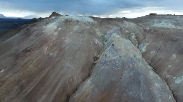 在Namafjall Hverarond Geysers Mud Pits Iceland 令人惊奇的无人驾驶飞机飞越硫磺蒸气 — 图库视频影像