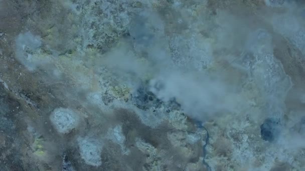 ナマフジャル ハバーロンド ガイザー 泥ピットで硫黄の蒸気を撃墜した素晴らしいドローンアイスランド — ストック動画