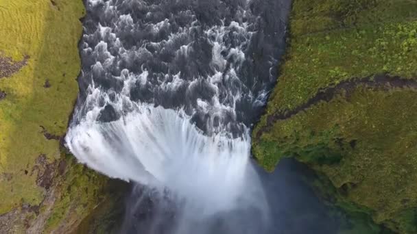 空中无人驾驶飞机在冰岛著名的Skogafoss瀑布上空盘旋 晴天中空飞行 — 图库视频影像