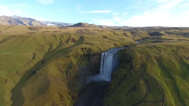 Drone Aérien Survolant Célèbre Cascade Skogafoss Islande Journée Ensoleillée Vol — Video