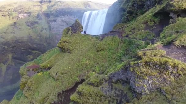 Dron Latający Nad Słynnym Wodospadem Skogafoss Islandii Słoneczny Dzień Średni — Wideo stockowe