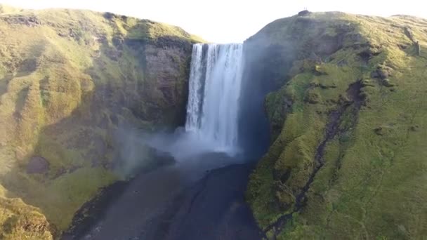 Drone Aérien Survolant Célèbre Cascade Skogafoss Islande Journée Ensoleillée Vol — Video