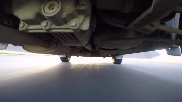 Utsikt från under en bil när du kör på Island. Vägresa — Stockvideo