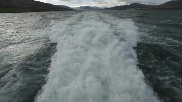 Schaum hinter einem Boot in Island. Bewölkter Tag Zeitlupe
