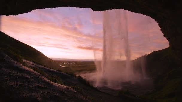 Zeitlupenaufnahme Des Seljalandsfoss Wasserfalls Aus Dem Inneren Einer Höhle Während — Stockvideo