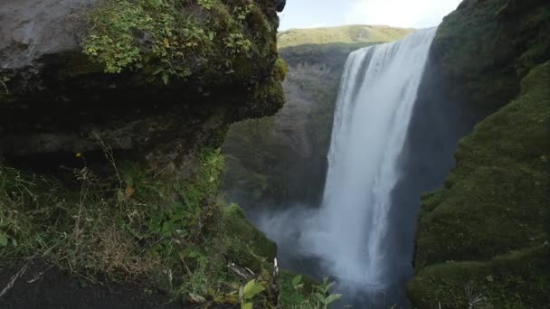 空中无人驾驶飞机在冰岛著名的Skogafoss瀑布上空盘旋 彩虹艳阳天中等高度飞行 — 图库视频影像