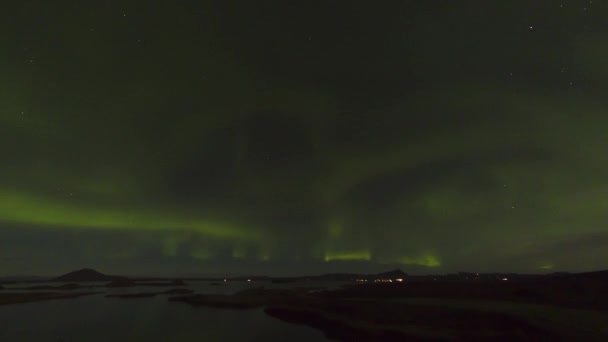 아이슬란드의 므바탄 호수 위로 북극광이 시간을 맞춘다. 겨울의 아름다운 시간 — 비디오