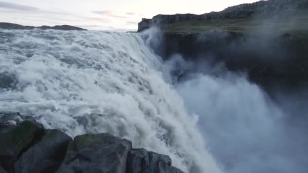 Homem Lado Cachoeira Detifoss Islândia Ponto Vista Pessoal — Vídeo de Stock