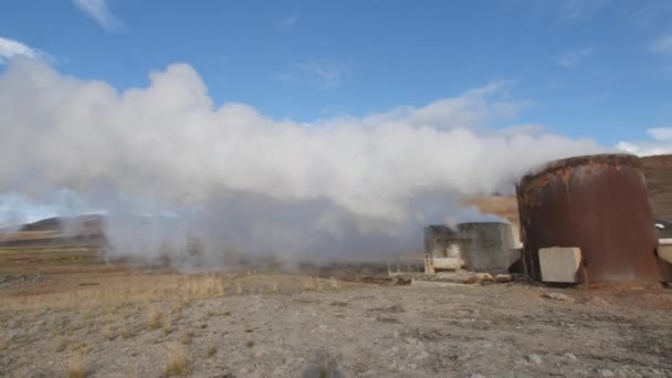 Водяной пар выходит из трубы дымохода, с геотермальной электростанции — стоковое видео