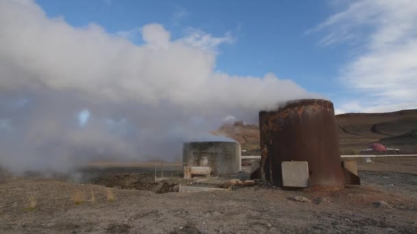 Геотермальная электростанция с водяным паром, выходящим из трубы дымохода. Исландия — стоковое видео